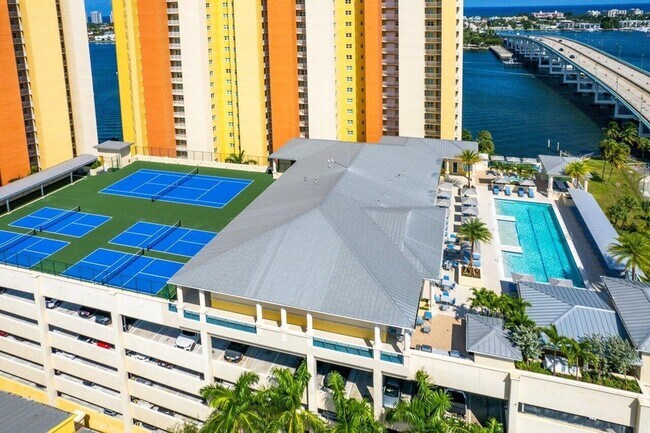 Building Photo - 2640 Lake Shore Dr