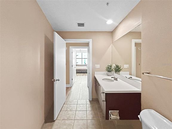 Building Photo - 1120 E Kennedy Blvd