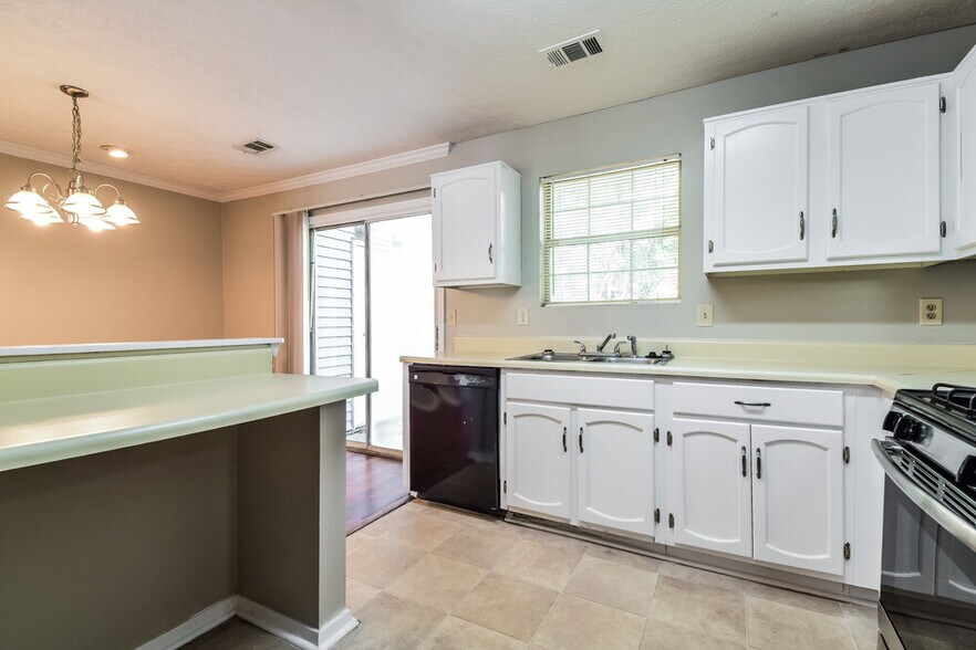 Building Photo - 5729 Wells Cir