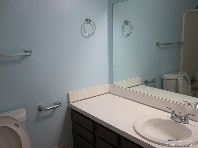 Building Photo - 3238 Alpine Dr