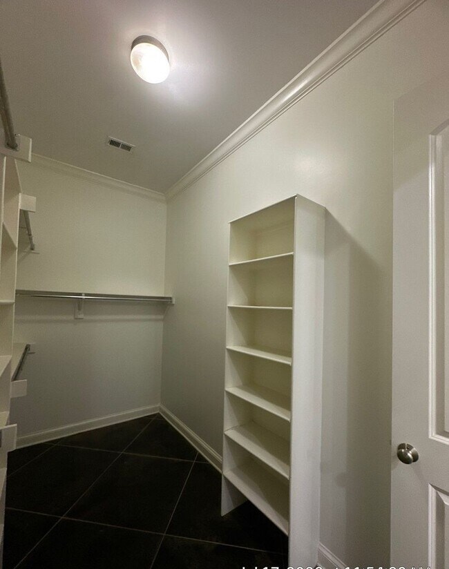 Building Photo - Gorgeous 4 Bedroom Home A Must See