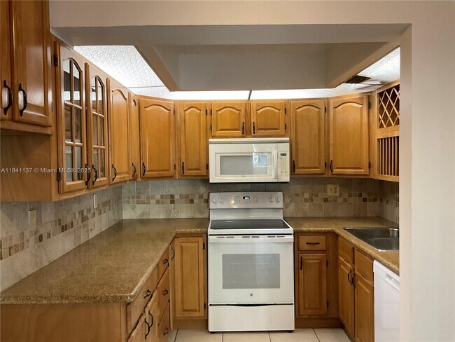Building Photo - 6312 SW 139th Ct