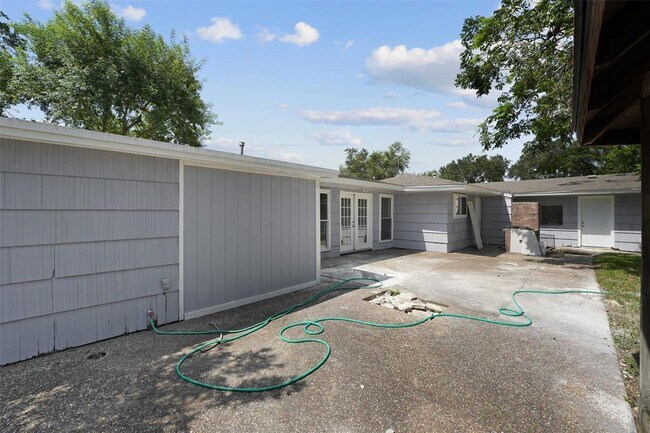 Building Photo - 606 Meadowlawn St