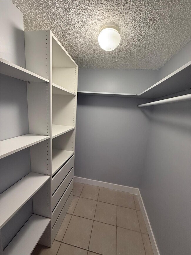 Building Photo - 16465 NE 22nd Ave