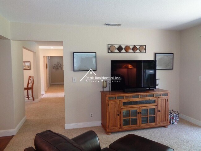 Building Photo - Wonderful Orangevale 3bd/2ba Home with Spa...