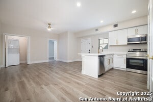 Building Photo - 1644 W Mistletoe Ave