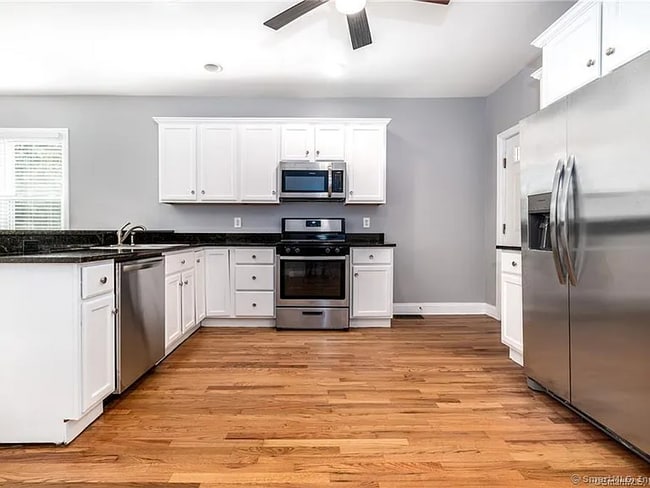 Building Photo - Sophisticated townhouse-style living offering 3 bedrooms, 2 baths