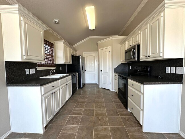 Building Photo - Gorgeous 3-bedroom minutes from 82nd & Uni...