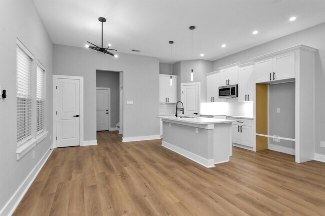 Building Photo - 6918 Dumble St