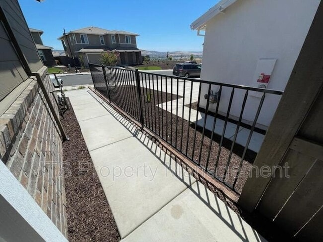 Building Photo - 3349 Hedgerow Ct