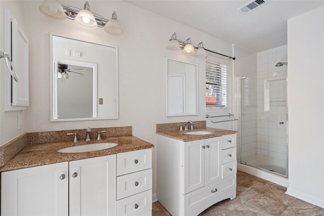 Building Photo - 806 N Willow Dr