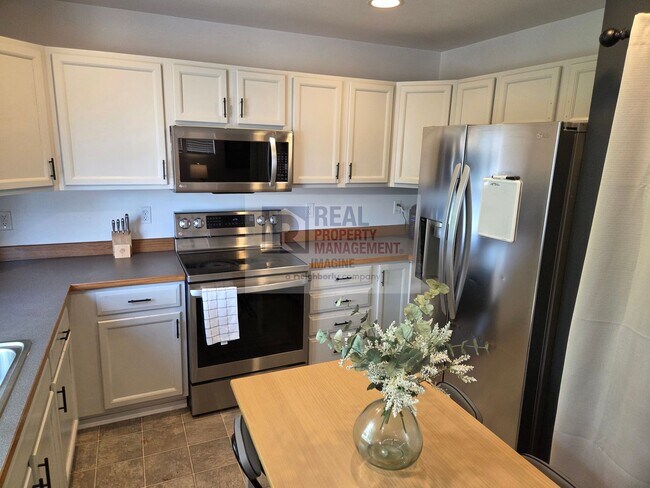 Building Photo - Check Out This Adorable 2.0 bedroom, 2.5 b...