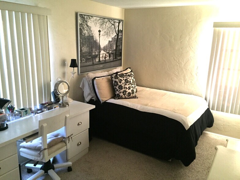 bedroom view (stock photos, unfurnished) - 4226 Wilson Ave