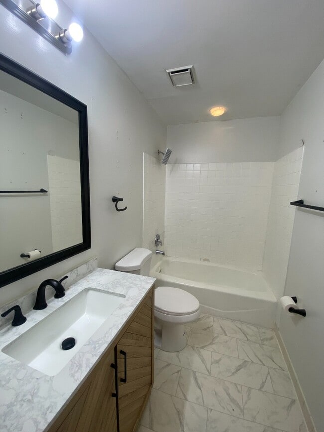 Building Photo - 911-A Geyer