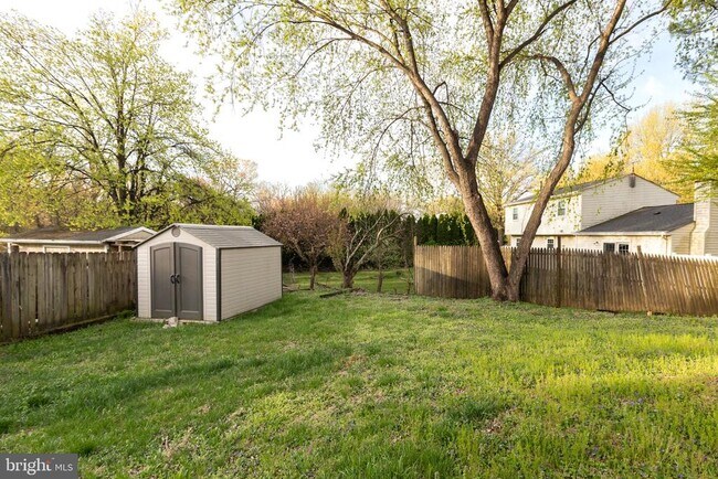 Building Photo - 9004 Roundleaf Way