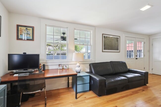 Building Photo - Fabulous Single Fam Uptown Home 3BD/2BA with great yard. AVAILABLE 06/01