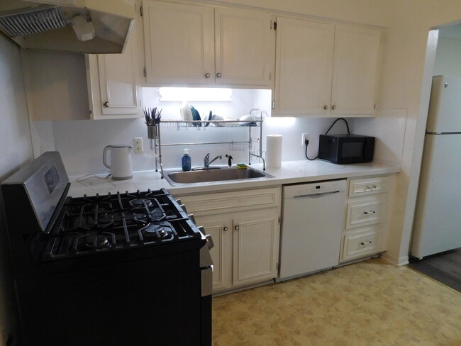 Building Photo - 448 N Fox Hills Dr