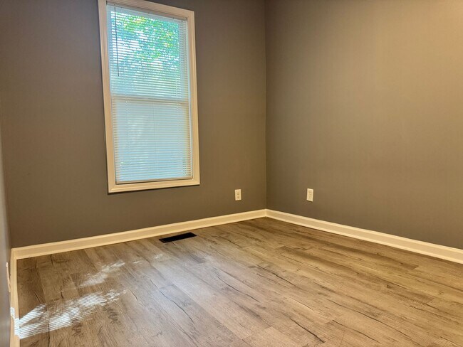 Building Photo - 3 Bedroom, 1.5 Bathroom House in High Point!