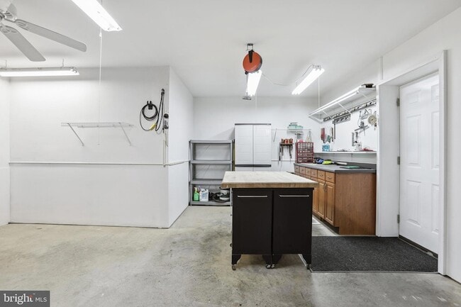 Building Photo - 6117 Riverview Dr