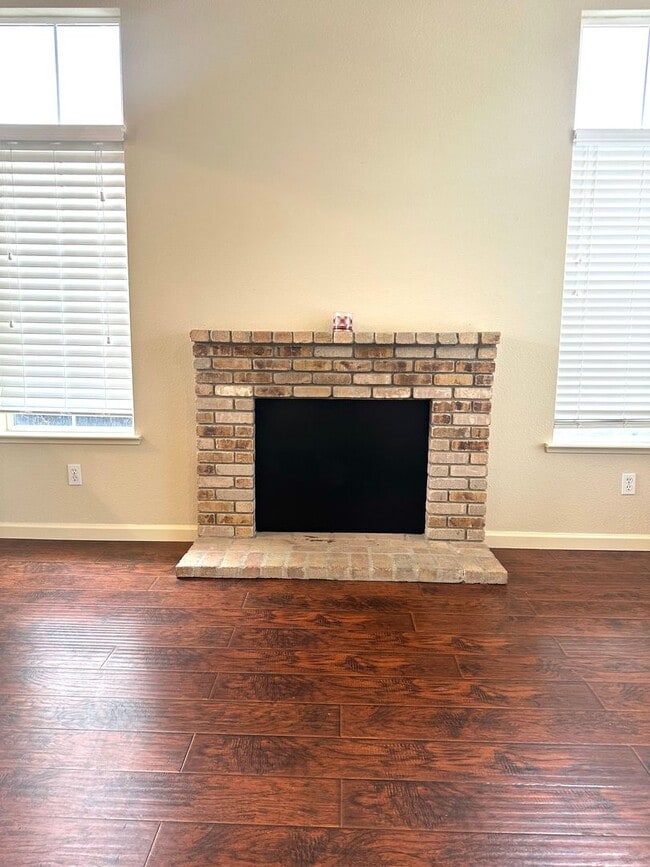 Building Photo - Beautiful charming single story home