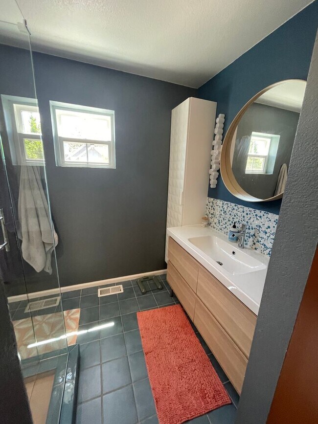 Building Photo - 2 bed 2.5 bath available NOW!