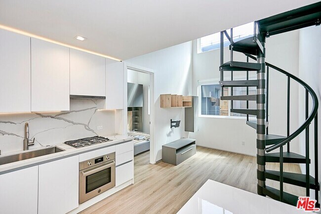 Building Photo - 105 S Fairfax Ave