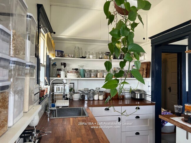 Building Photo - CHARMING 2 BEDROOM /1 BATHROOM HOME W/LOTS...