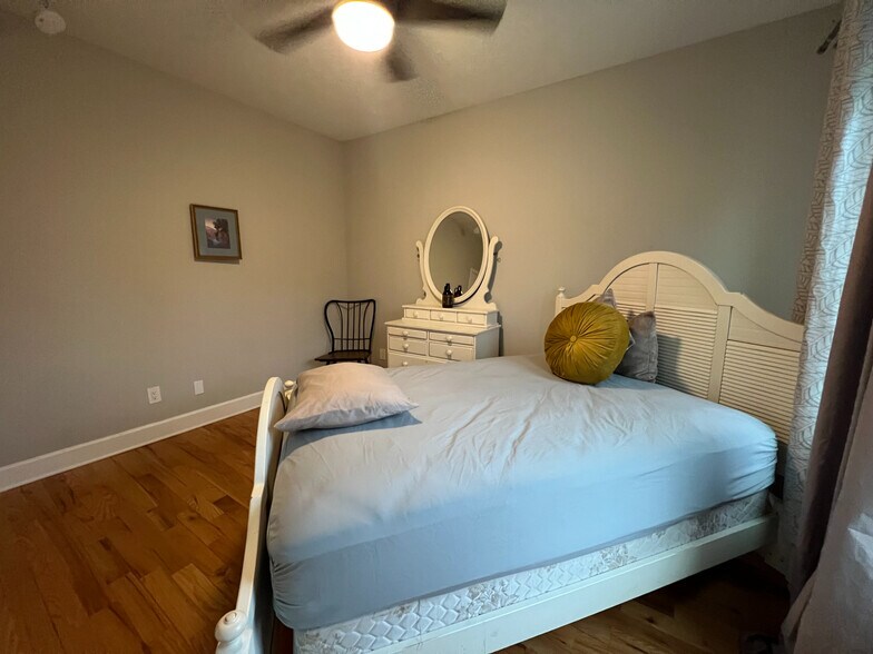 Building Photo - Room in House on Holland Ct