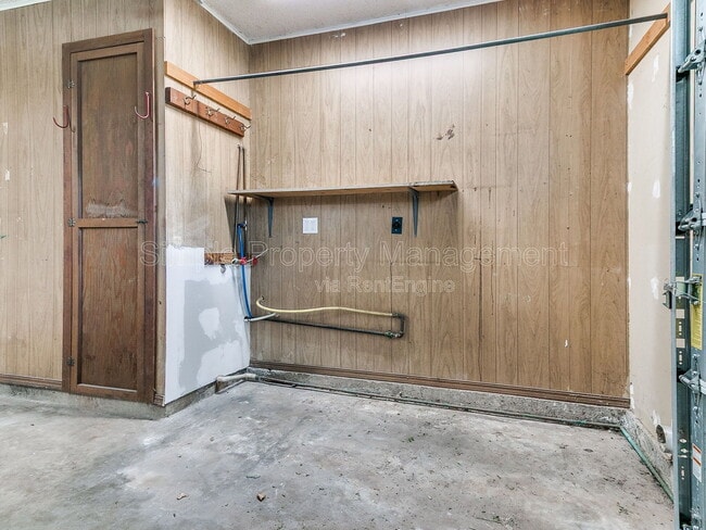 Building Photo - 2401 Fedderson Dr