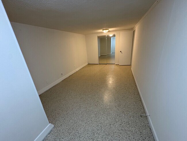 Building Photo - 6808 River Ridge Dr