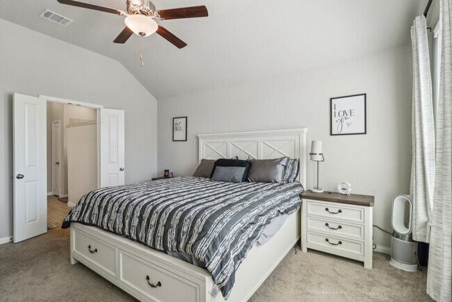 Building Photo - Spacious 1.5 Story Home with a Versatile F...