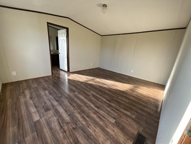 Building Photo - Charming 3-Bed, 2-Bath Retreat: Spacious 1216 Sq Ft Mobile Home in Peaceful Brazoria, TX!