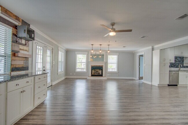 Building Photo - East Hill 3BR Home Near Bayview Park with Office, Hot Tub, Workshop & Detached Garage