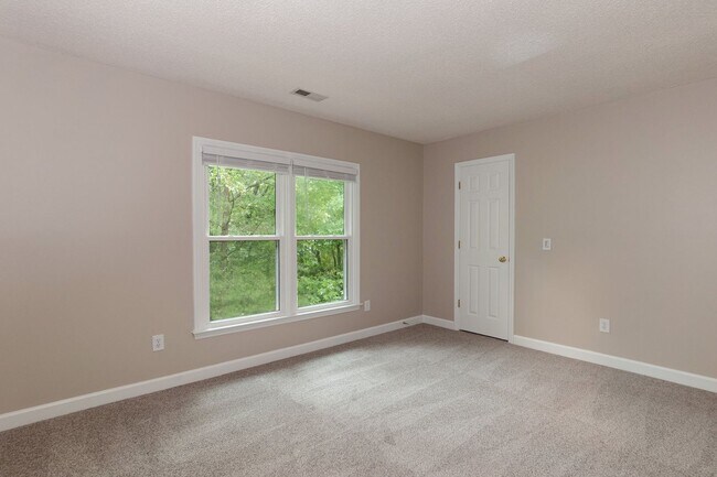 Building Photo - 8 Woodcliff Cir