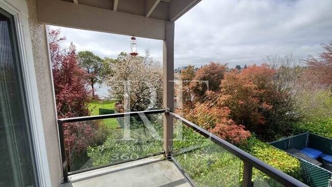 Building Photo - Modern Manette 1BR Condo with Private Pati...