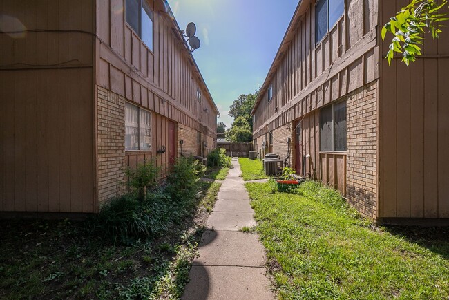 Building Photo - Renovated 1 bedroom in desirable midtown T...