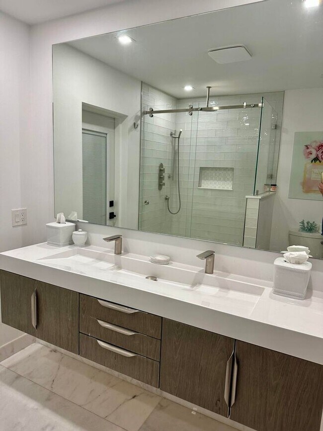 Building Photo - 212 Kings Lynn