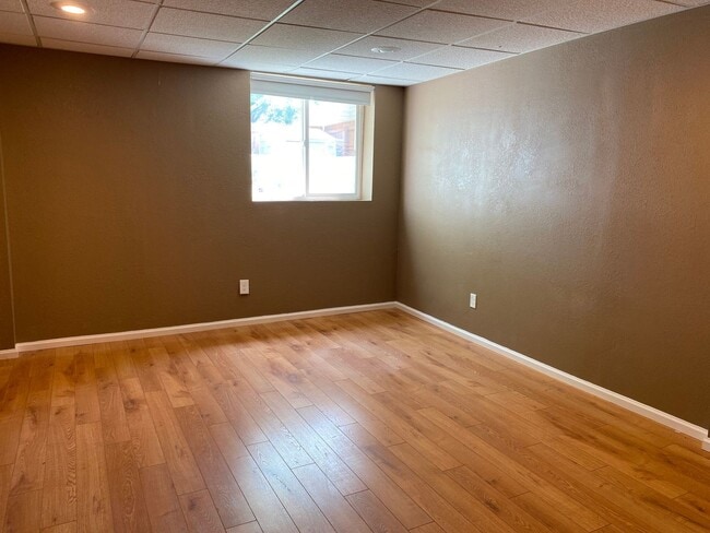 Building Photo - Wonderfully updated and maintained 3 bedro...