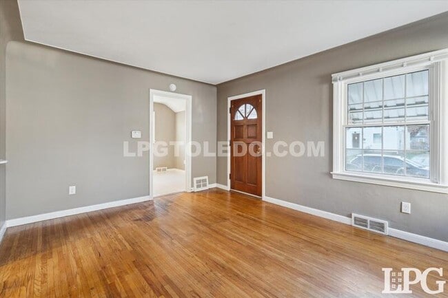 Building Photo - 4336 Lyman Ave