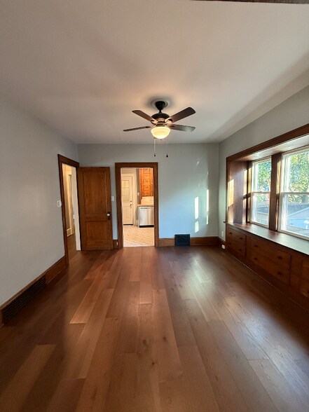 Building Photo - 825 Avon St