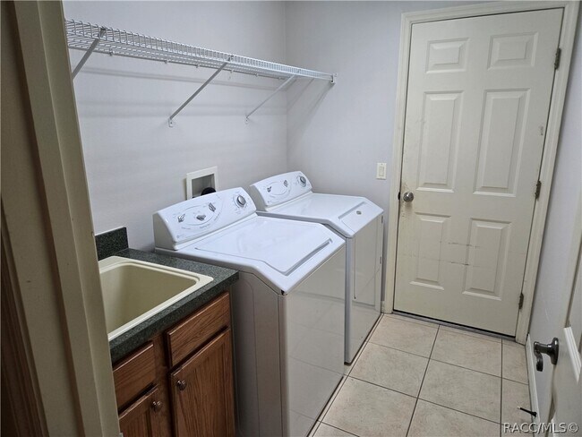 Building Photo - 14 Hollyhock Ct