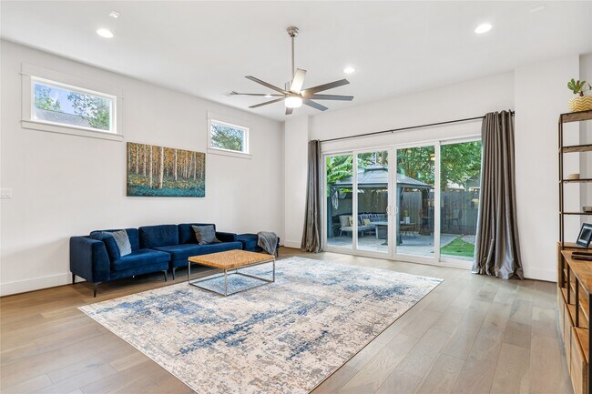 Building Photo - 620 E 26th St