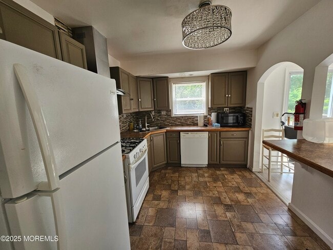 Building Photo - 204 Mill Creek Dr
