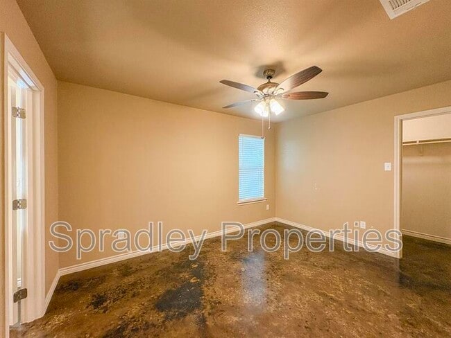 Building Photo - 1009B Llano Ct