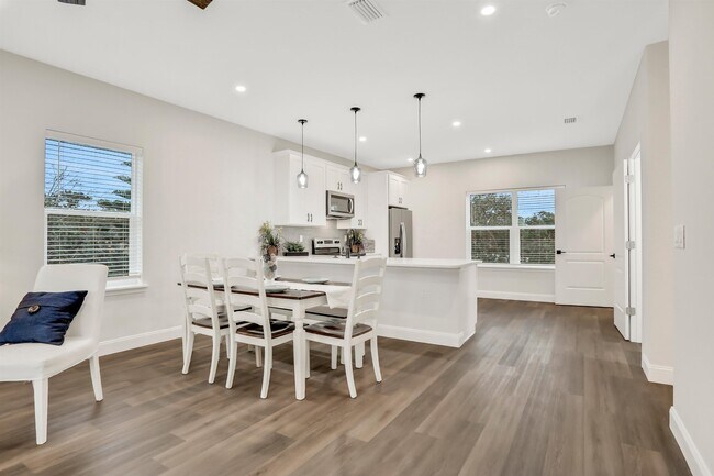 Building Photo - 524 Arricola Ave