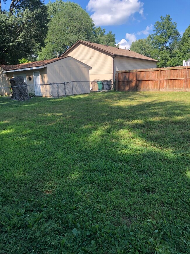 Building Photo - 9215 ARISTIDES DR