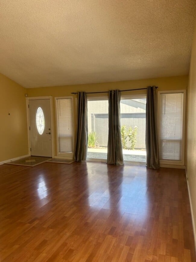 Building Photo - Afordable and spacious Concord 2/1 townhome