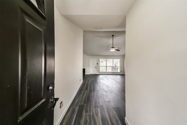 Building Photo - 2511 Pine Cone Dr