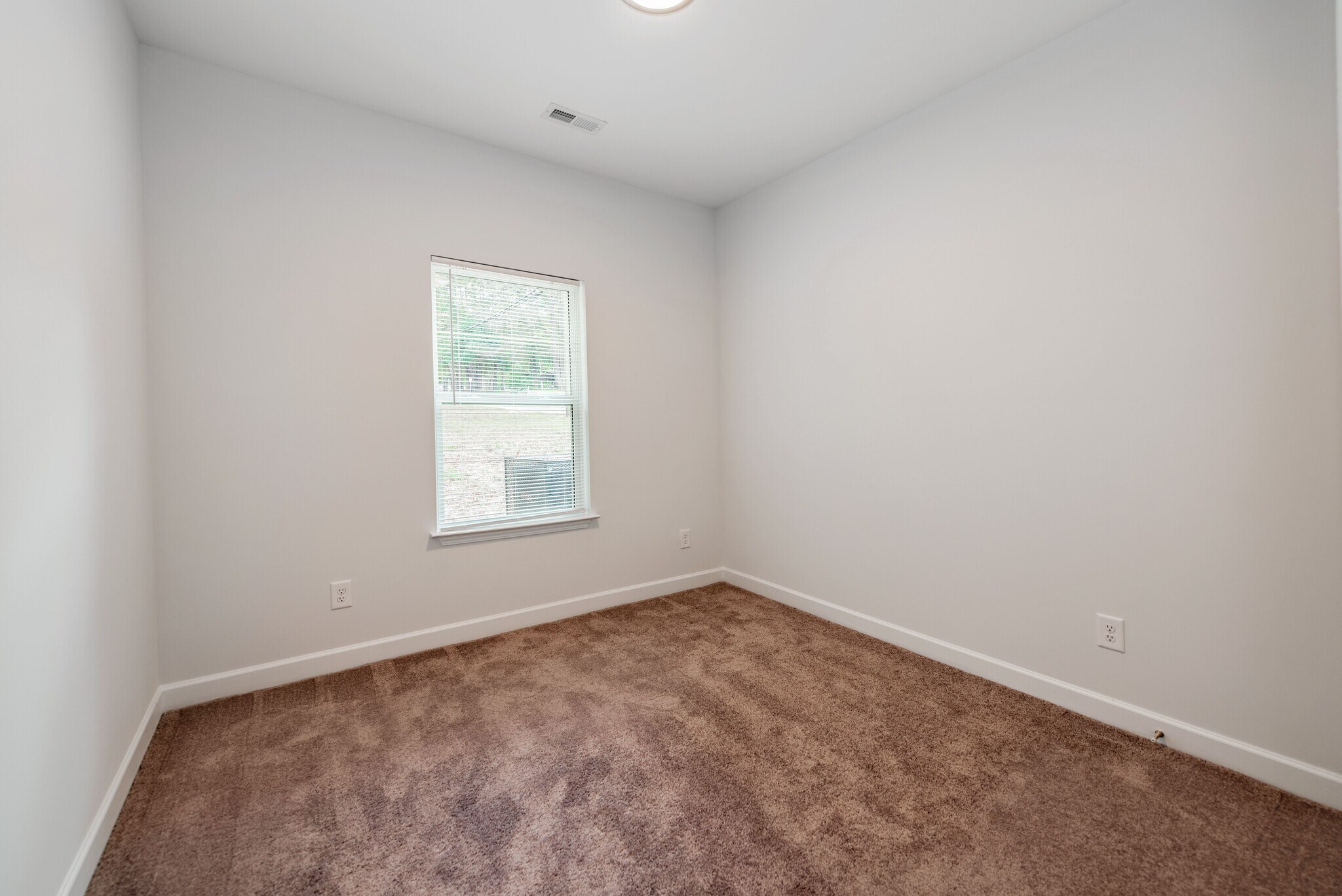 Building Photo - 922 W Davidson Ave