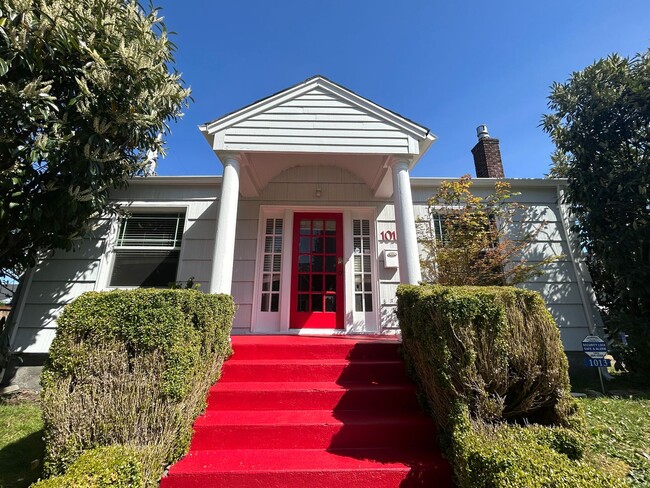 Primary Photo - Stunning 2 bd 1 ba House with a basement a...